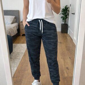 Vuori Performance Joggers in Camo Size XS